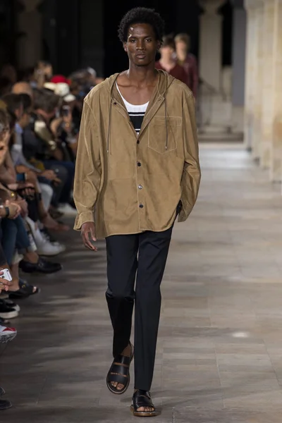 Look 16